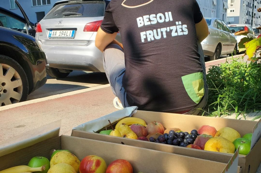 Frut'za team working, one of the first deliveries from Frut'za